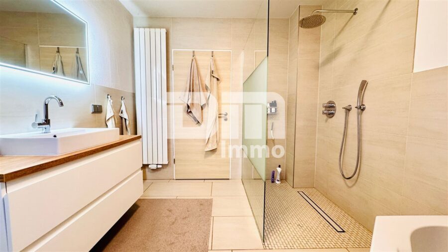 Gepflegtes Ein- bis Zweifamilienhaus + Garage, Terrasse und Balkon auf großem Grundstück - EG Badezimmer Wanne / Dusche ebenerdig / HW